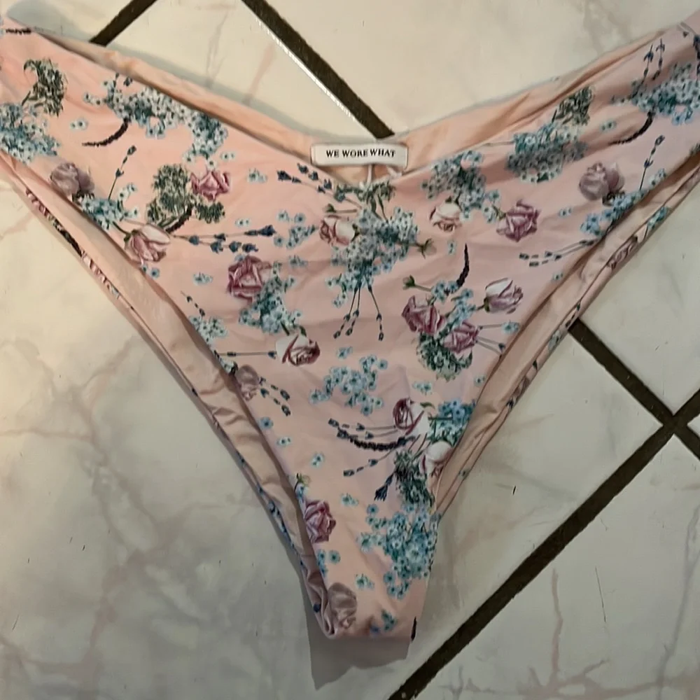 We wore what bikini bottoms - Picture 3 of 5